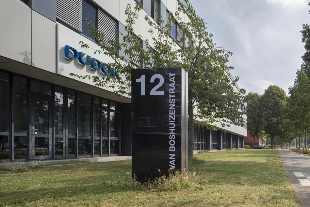 Kantoorgebouw aan de Van Boshuizenstraat 12 met bedrijfsnaam Dudok zichtbaar op de gevel.